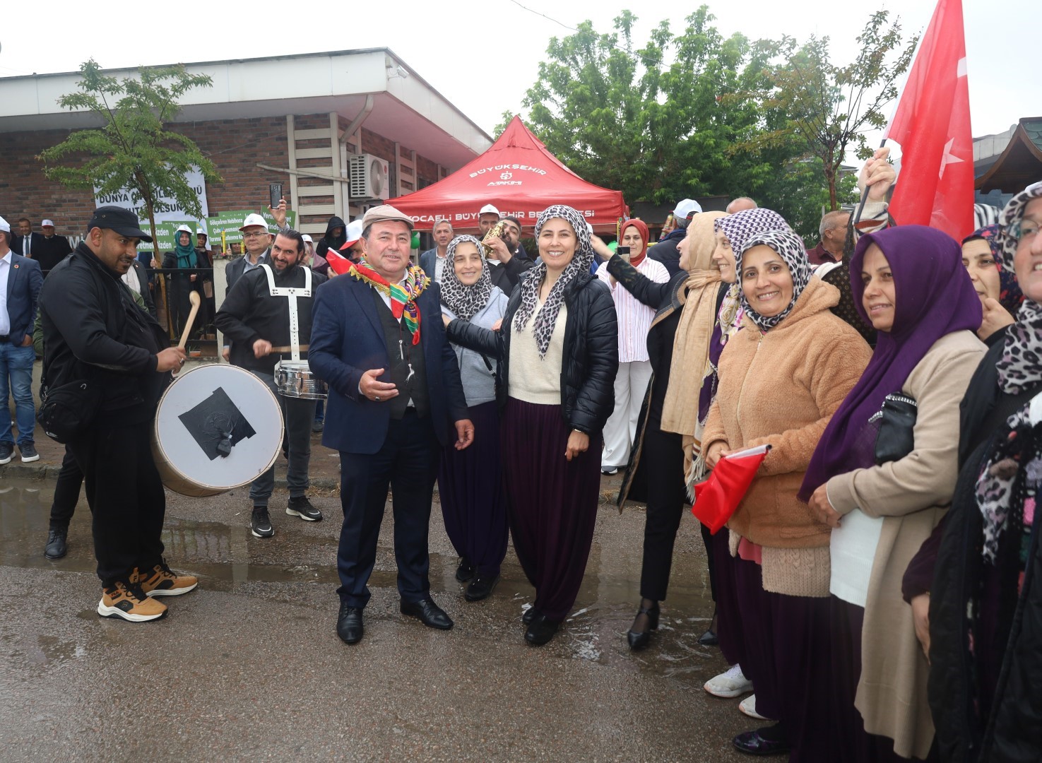 Kadın çiftçiler traktöre bindi, şehir merkezine indi