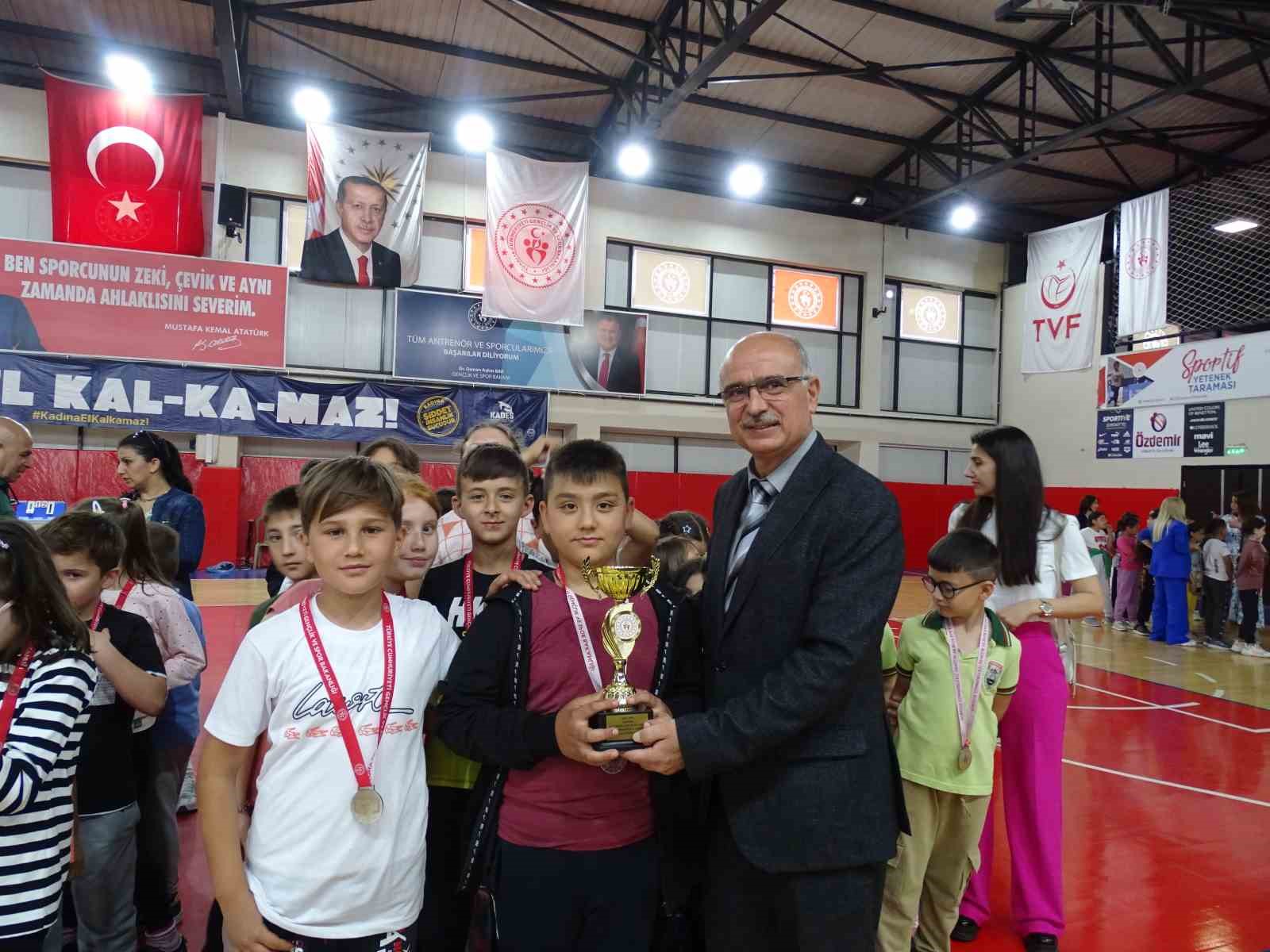 Havran&rsquo;da geleneksel &ccedil;ocuk oyunları şenliği &ouml;d&uuml;l t&ouml;reni yapıldı

