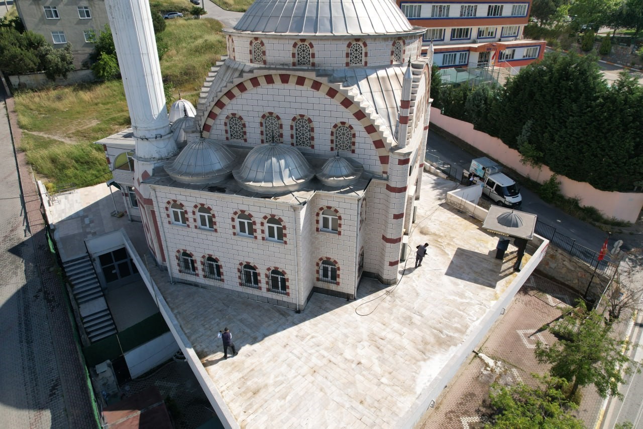 Çayırova’da ibadethanelerin avluları temizleniyor
