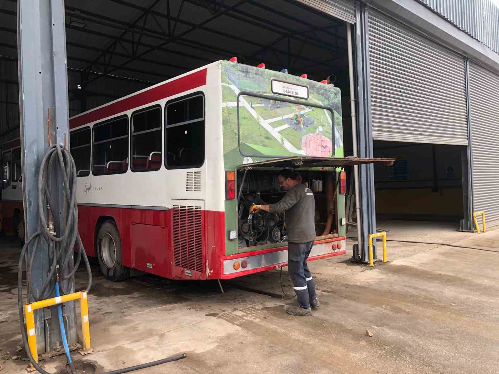 Bu belediye hizmet araçlarının bakım ve tamirini kendisi yapıyor
