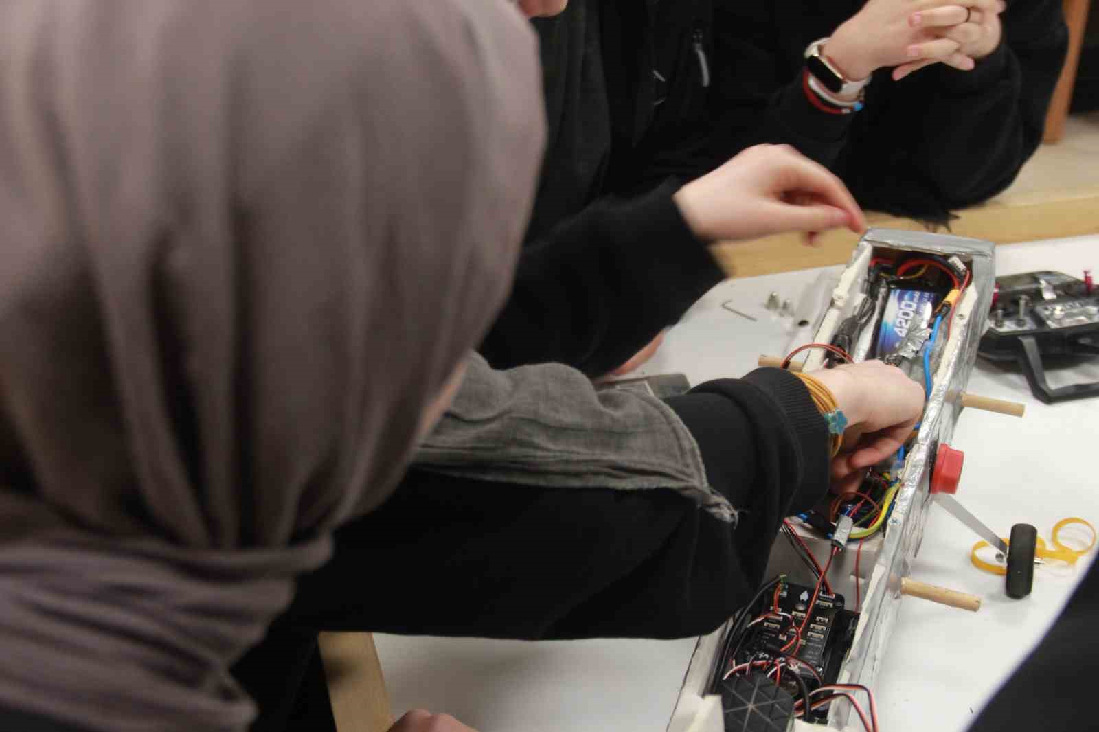 Lise öğrencileri üretti: Yapay zekayla görüntü tanımlayan İHA otonom yük bırakıyor
