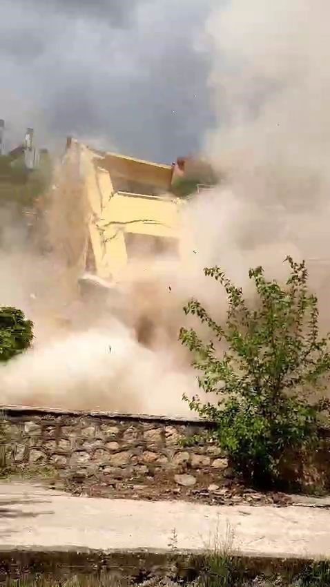 Tunceli’de ağır hasarlı bina tek dokunuşta yerle bir oldu
