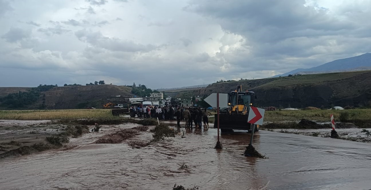 Sağanak yağış Kumçatı-Cizre kara yolunu ulaşıma kapattı
