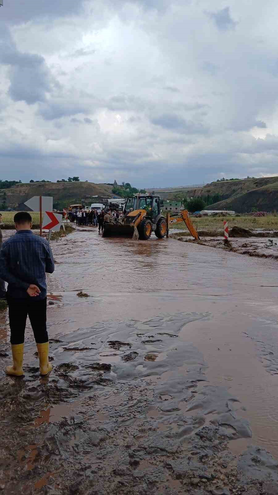 5 dakika dolu yağdı, Şırnak-Cizre yolu trafiğe kapandı
