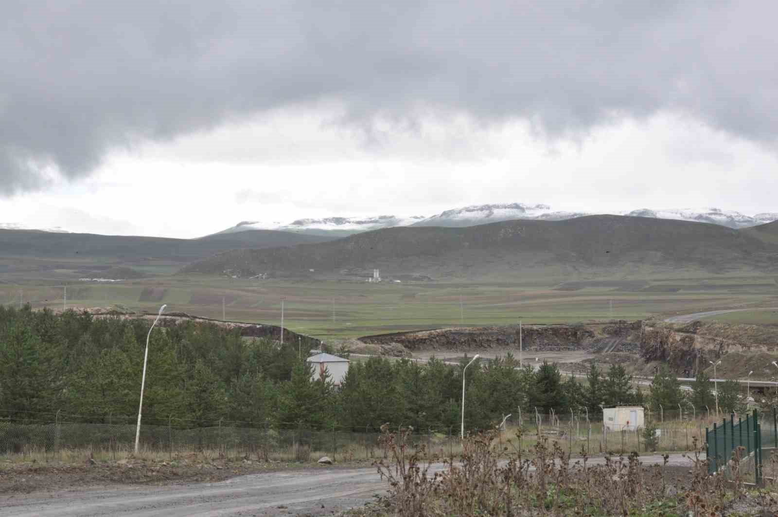 Kars&rsquo;ta yağışlı hava etkisini s&uuml;rd&uuml;r&uuml;yor
