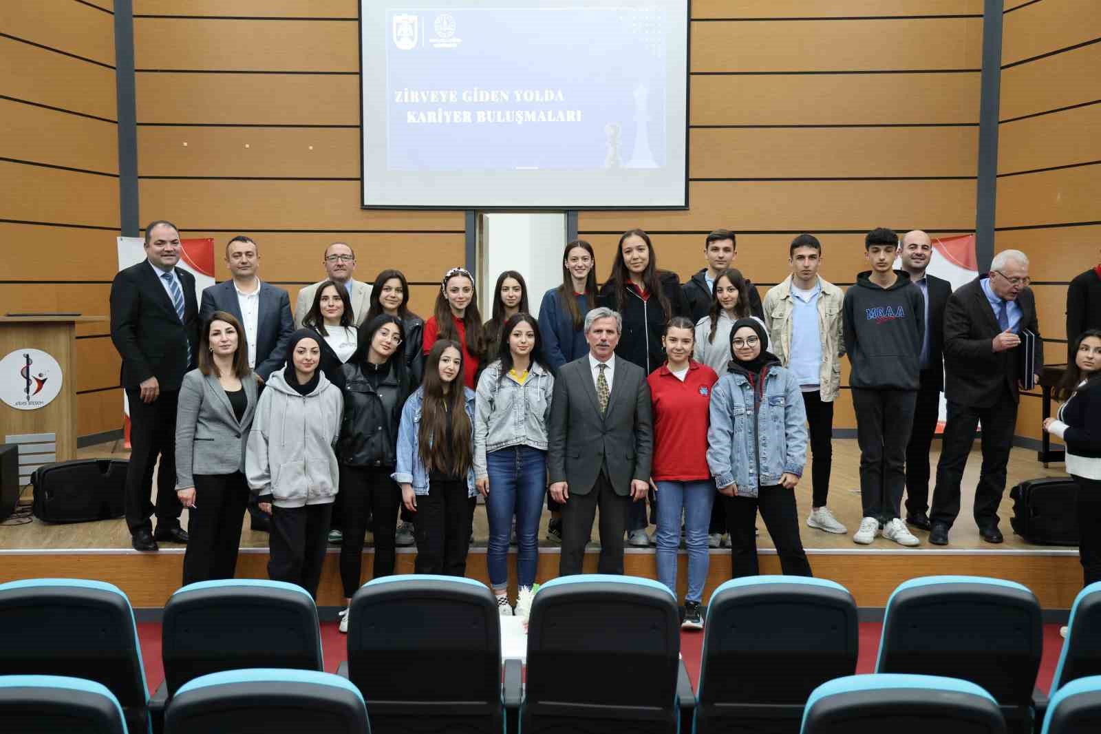 Başarılı y&ouml;neticiler &uuml;niversite adayı &ouml;ğrencilerle buluştu
