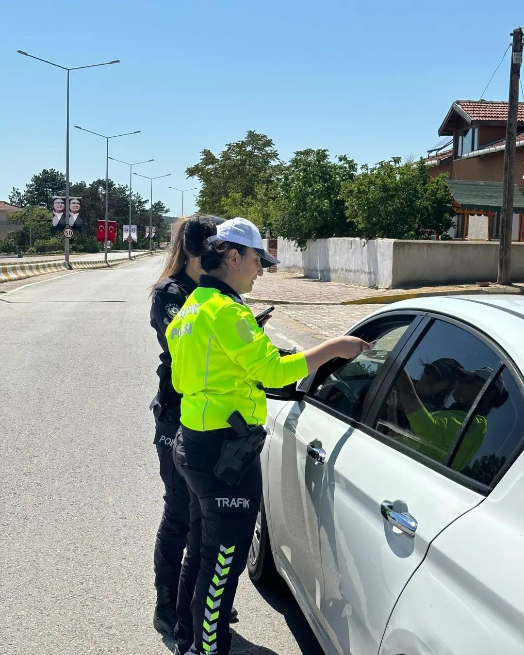 Kırklareli&rsquo;de vatandaşlar trafik kuralları hakkında bilgilendirdi
