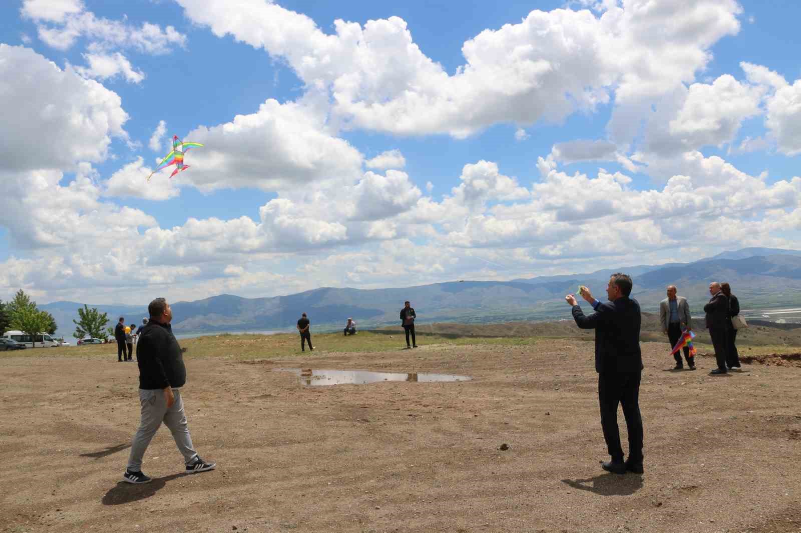 Elazığ’da "Engelsiz Uçurtma Şenliği" renkli görüntülere sahne oldu