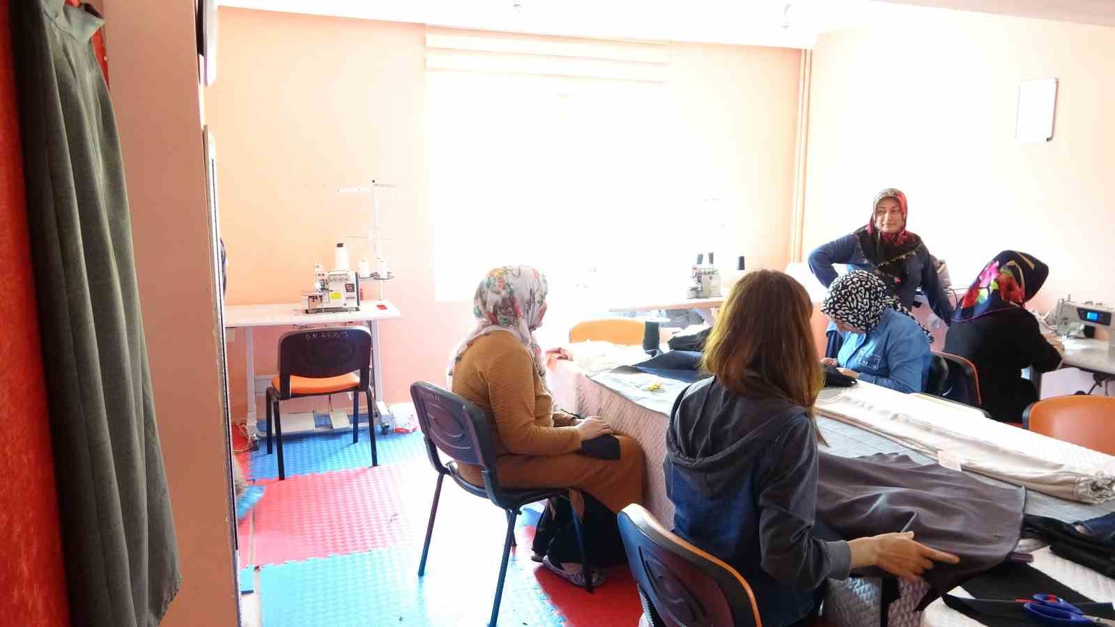 Kadınlar diktikleri elbiselerle aile ekonomisine destek oluyor
