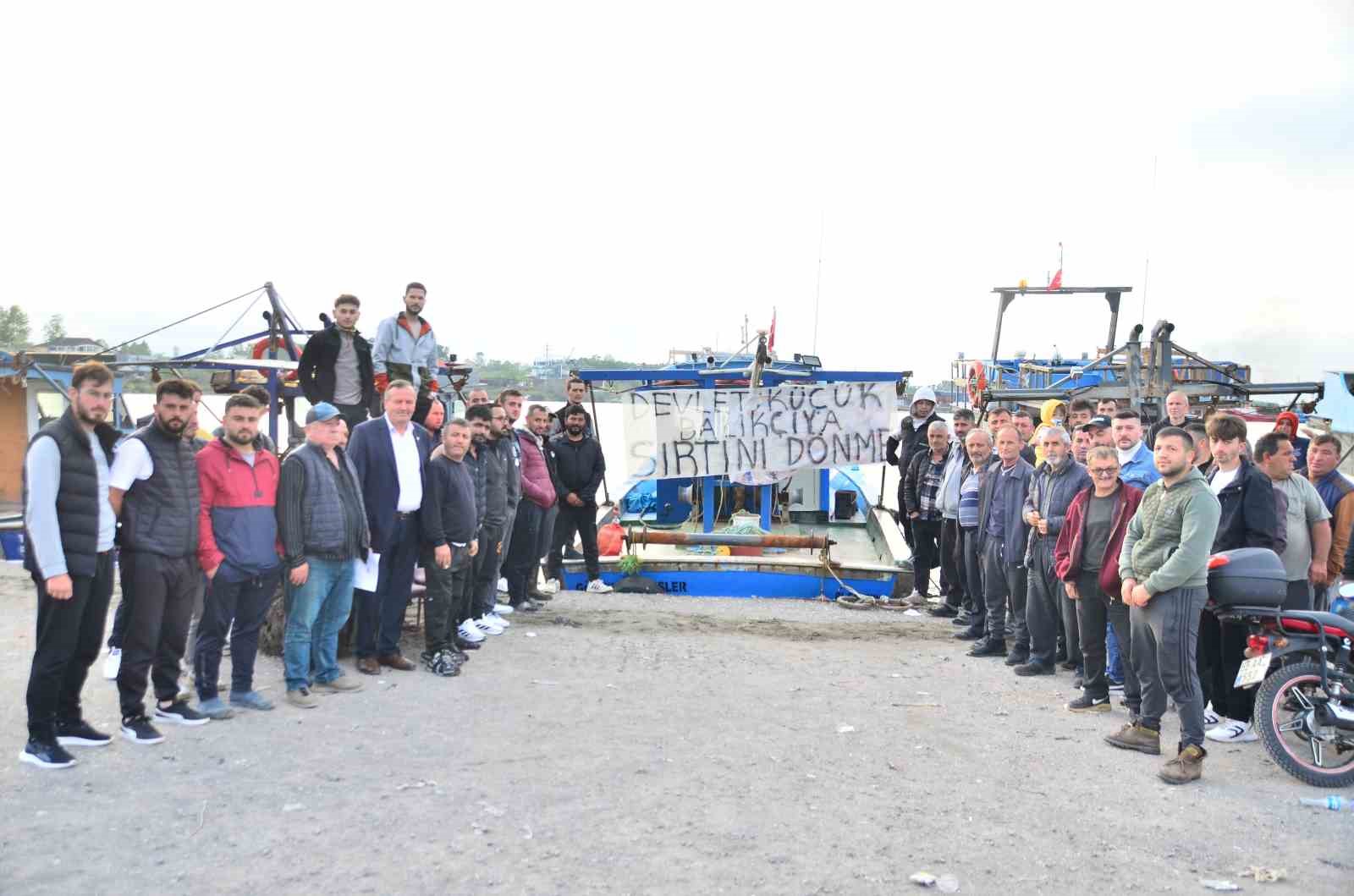 Karadenizli balık&ccedil;ılar tekneleriyle eylem yaptı
