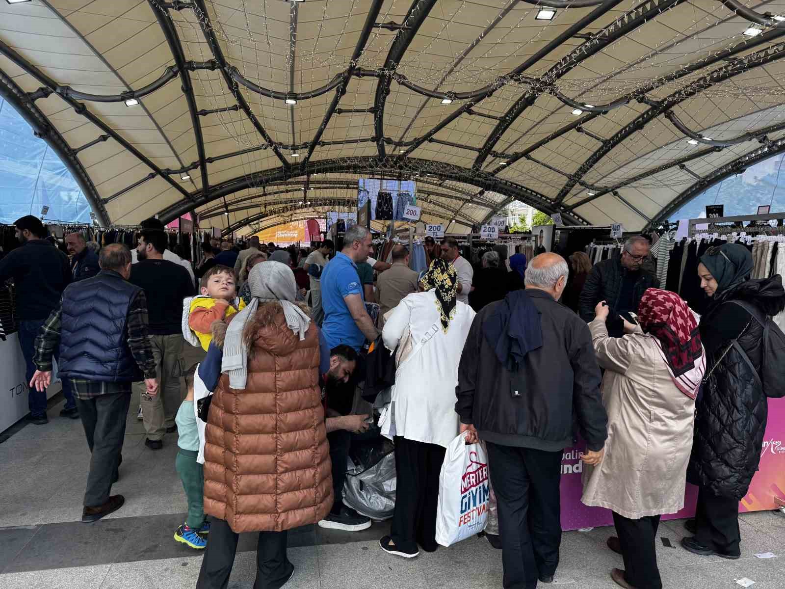 Güngören Belediyesi tarafından düzenlenen Giyim Festivaline büyük ilgi