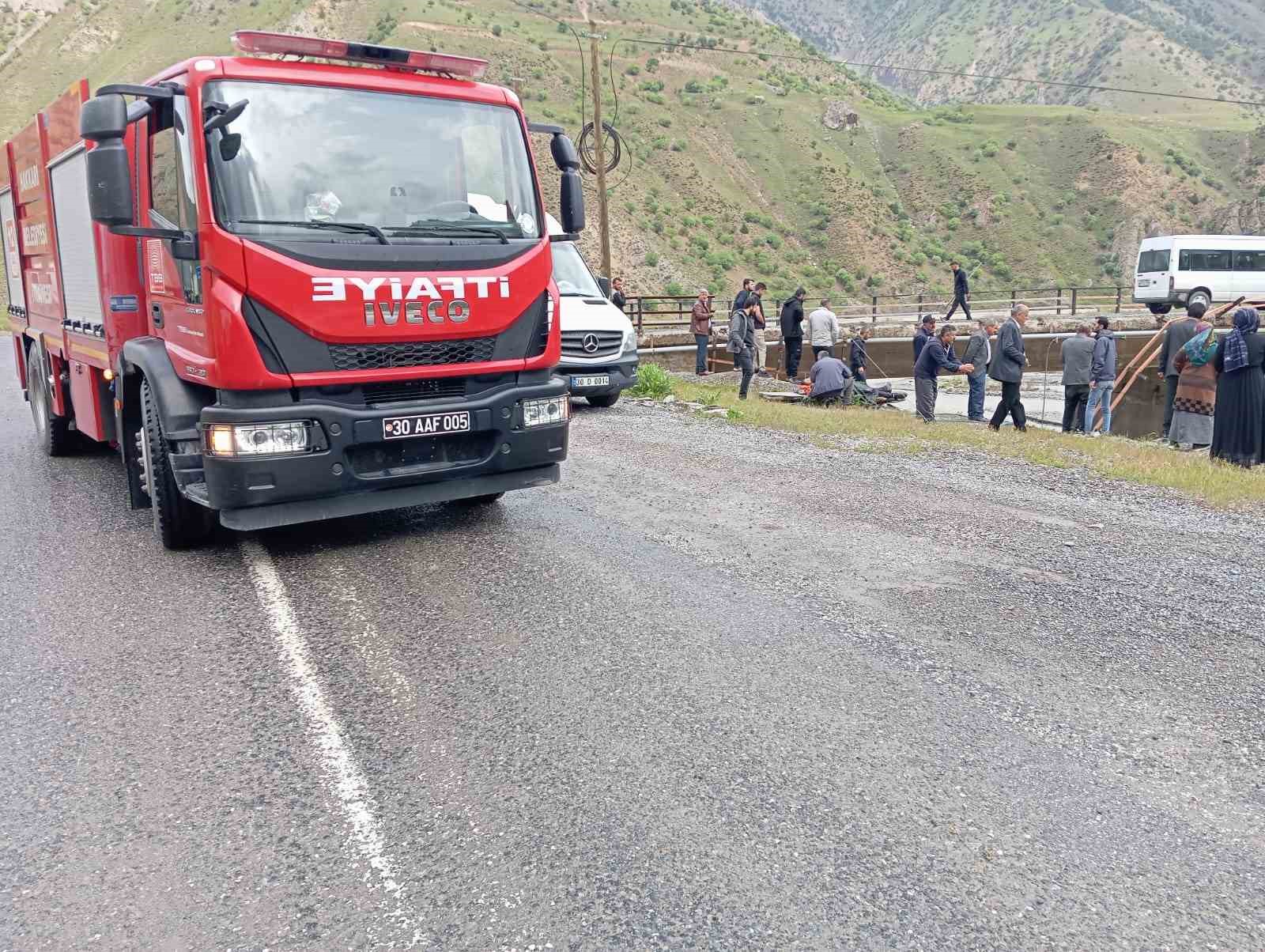Karayollarının iş makinesi Zap Suyu&rsquo;na yuvarlandı: 3 yaralı
