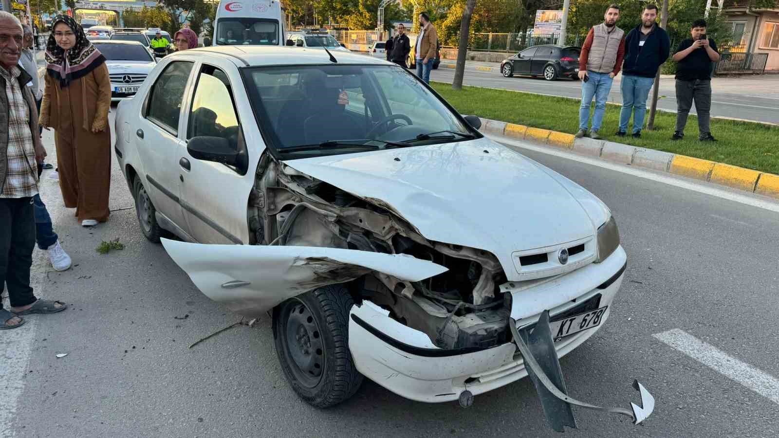 Anneannesinden izinsiz aldığı ara&ccedil;la kaza yaptı: 2 gen&ccedil; ağır yaralandı 