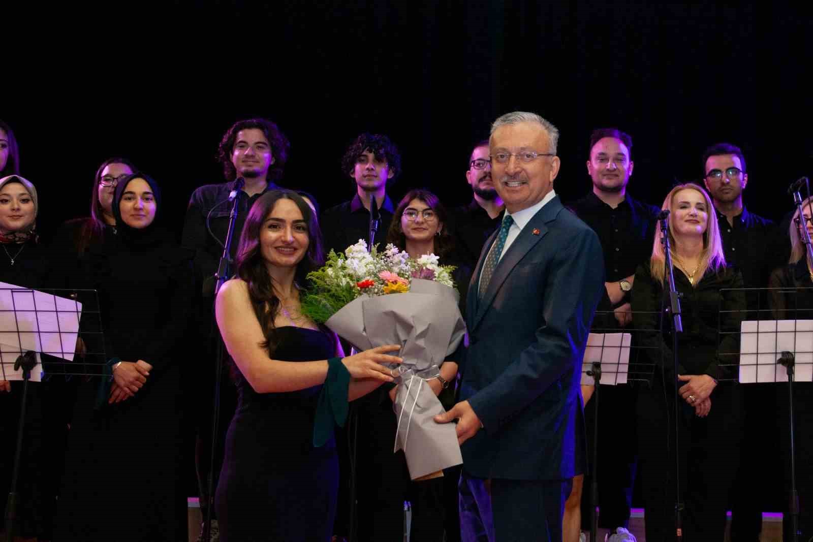 Eczacılık Fak&uuml;ltesinin birinci ve ikinci sınıf &ouml;ğrencileri beyaz &ouml;nl&uuml;k giydi
