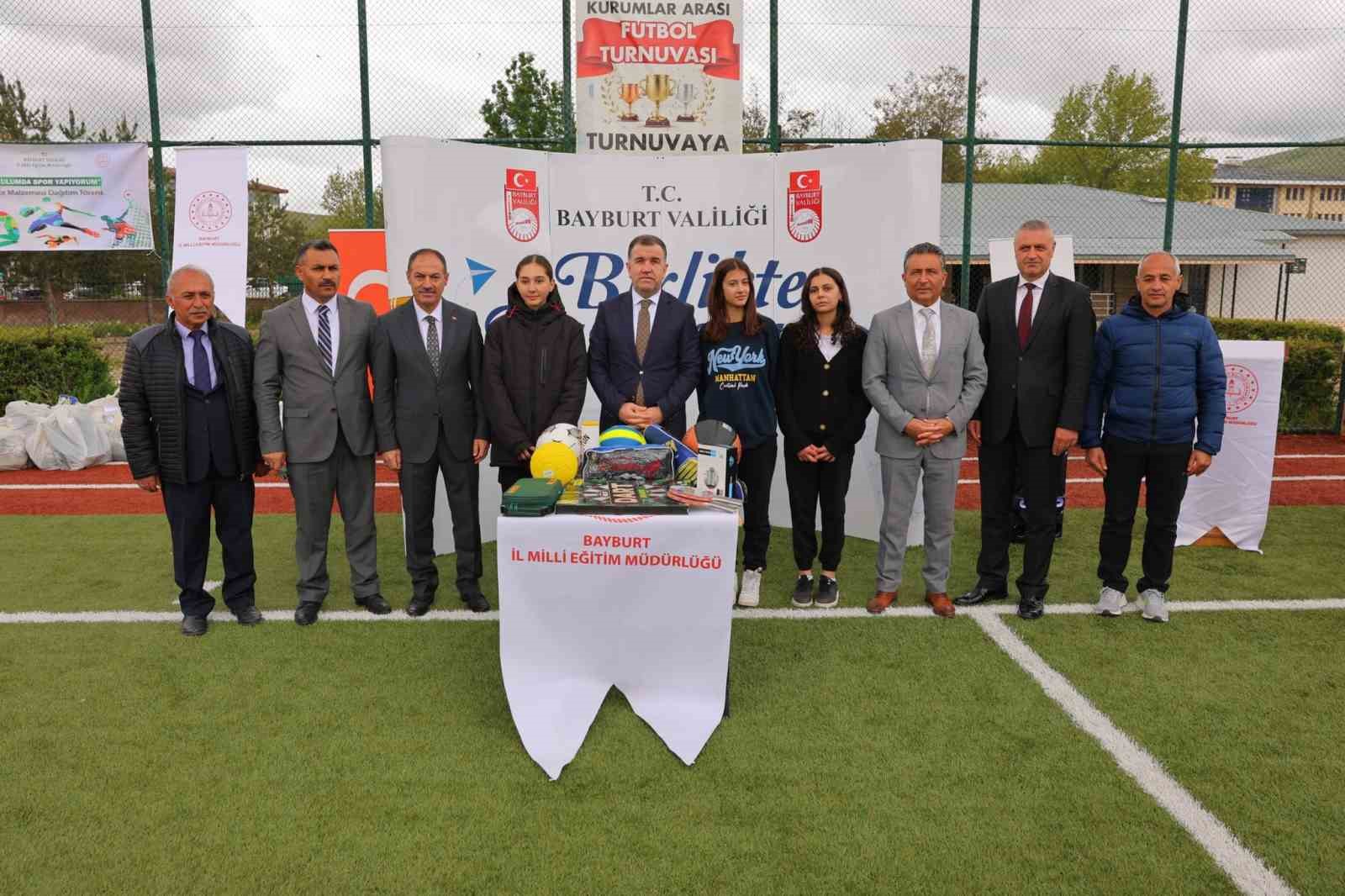 Bayburt’ta ilköğretim ve ortaokul öğrencilerine spor malzemeleri dağıtıldı