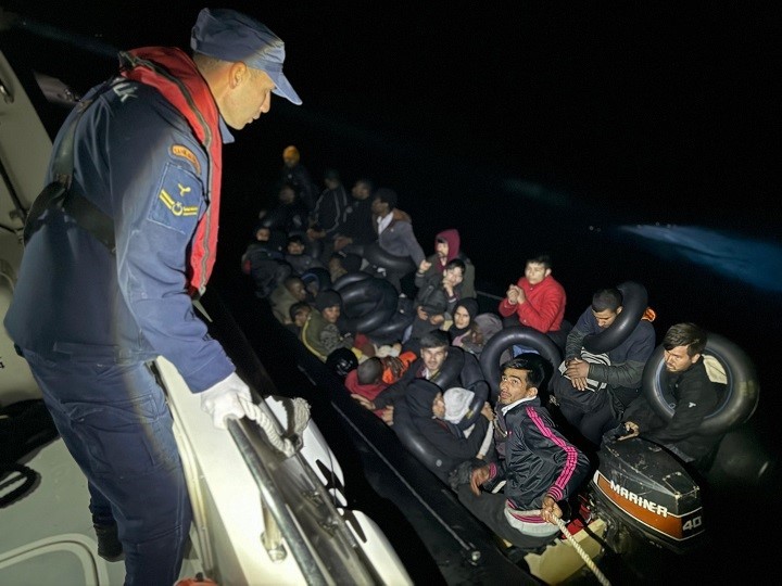 İzmir açıklarında 50’si çocuk 186 göçmen karaya çıkartıldı
