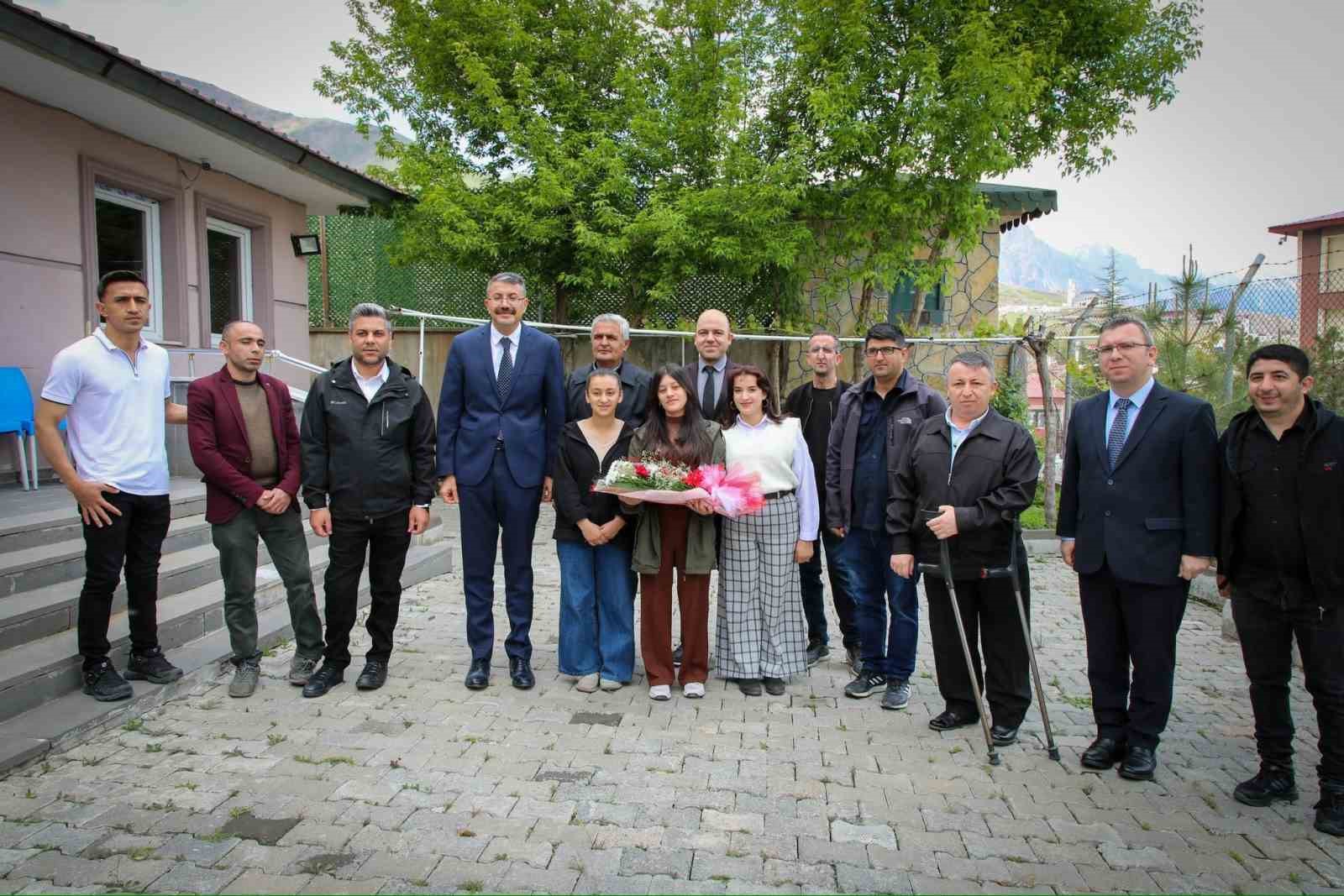 Vali Çelik: "Sevginin önünden engel yoktur”