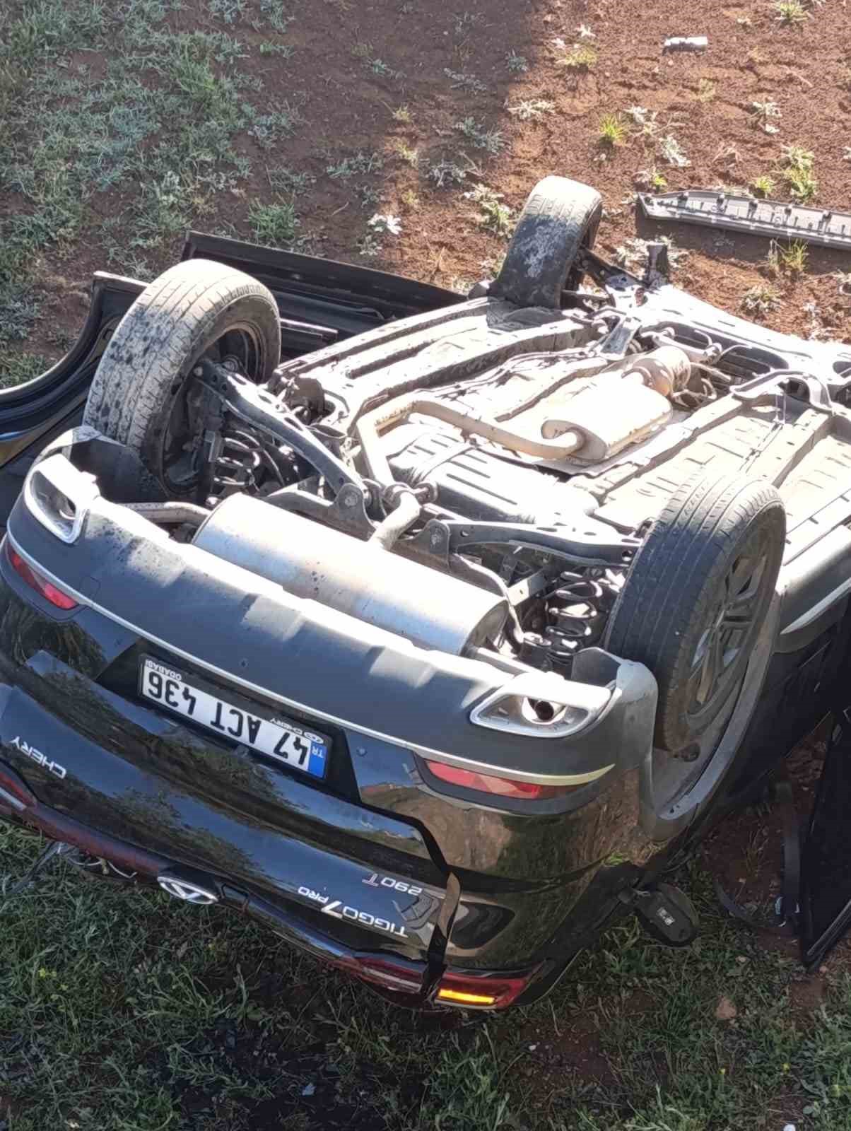 Mardin’de kontrolden çıkan otomobil şarampole devrildi: 2 yaralı
