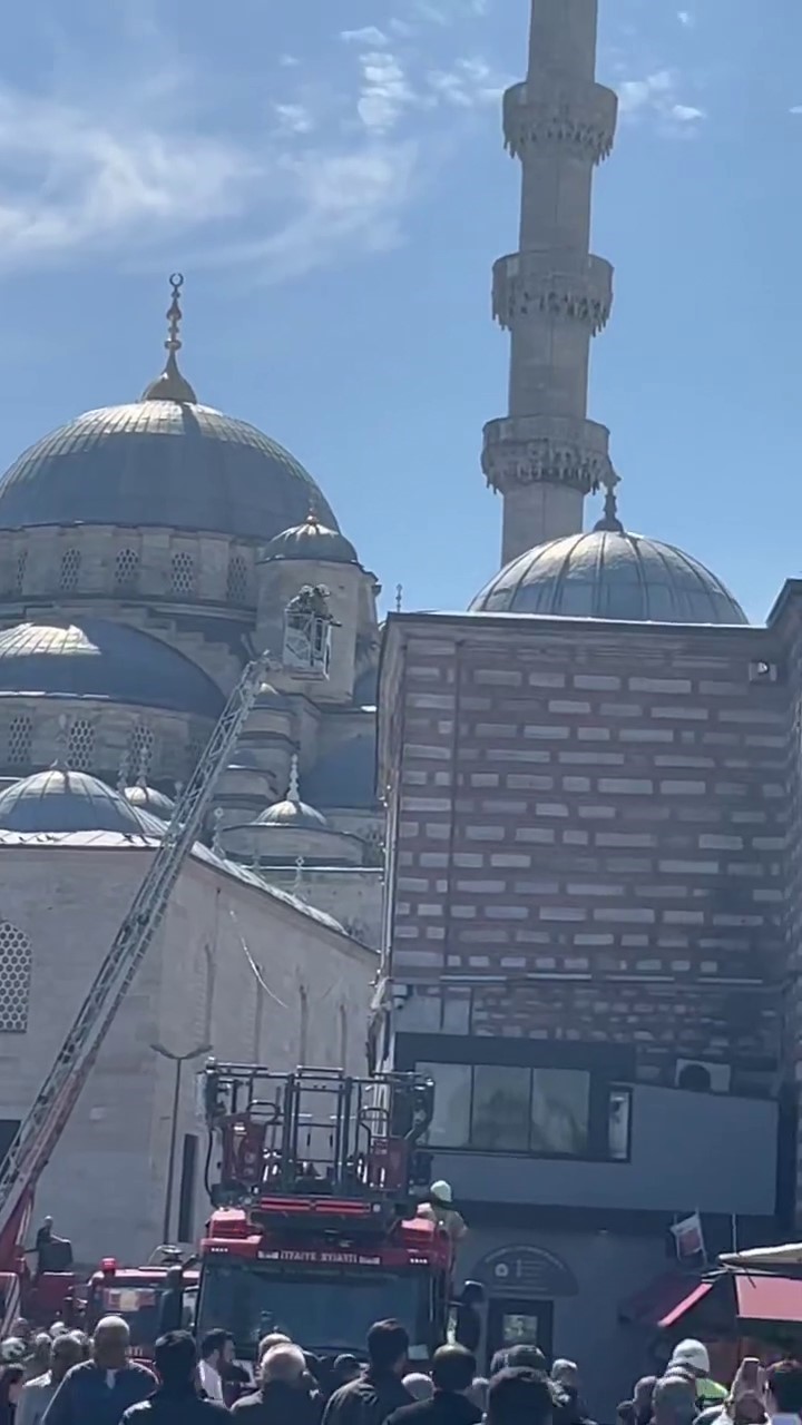 İstanbul Emin&ouml;n&uuml;&rsquo;ndeki Mısır &Ccedil;arşısı&rsquo;nda yangın &ccedil;ıktı. Olay yerine &ccedil;ok sayıda itfaiye ekibi sevk edildi.
