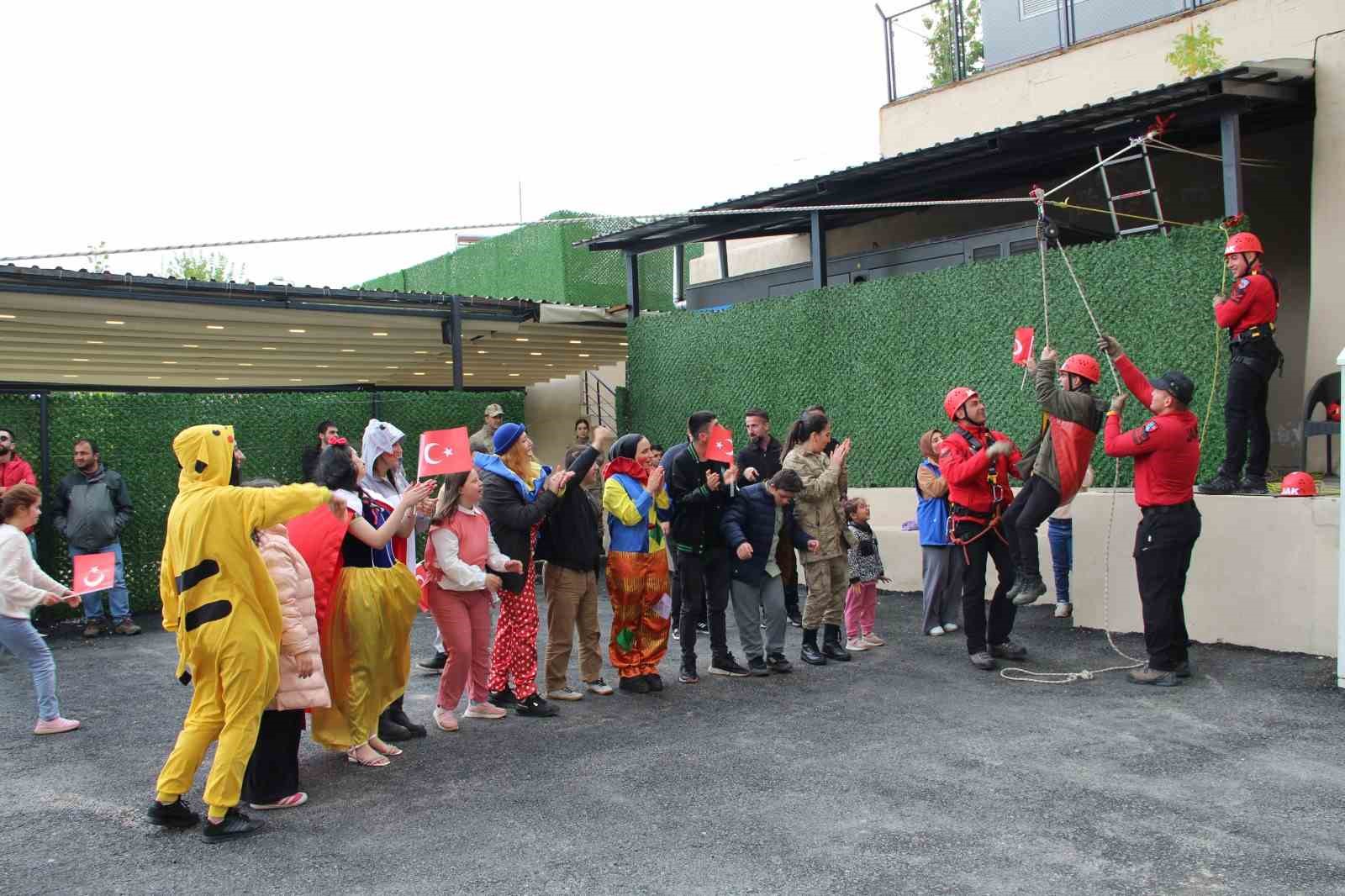 &Ouml;zel &ouml;ğrenciler jandarmaya misafir oldu
