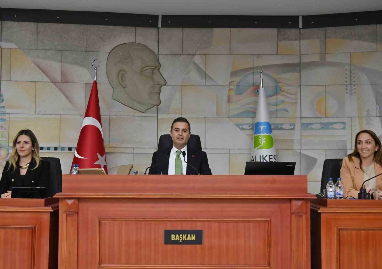 Başkan Ahmet Akın suda indirim s&ouml;z&uuml;n&uuml; tuttu
