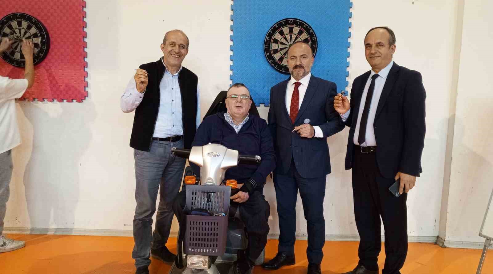 Dart yarışmasında engelli vatandaşlar hünerlerini sergiledi
