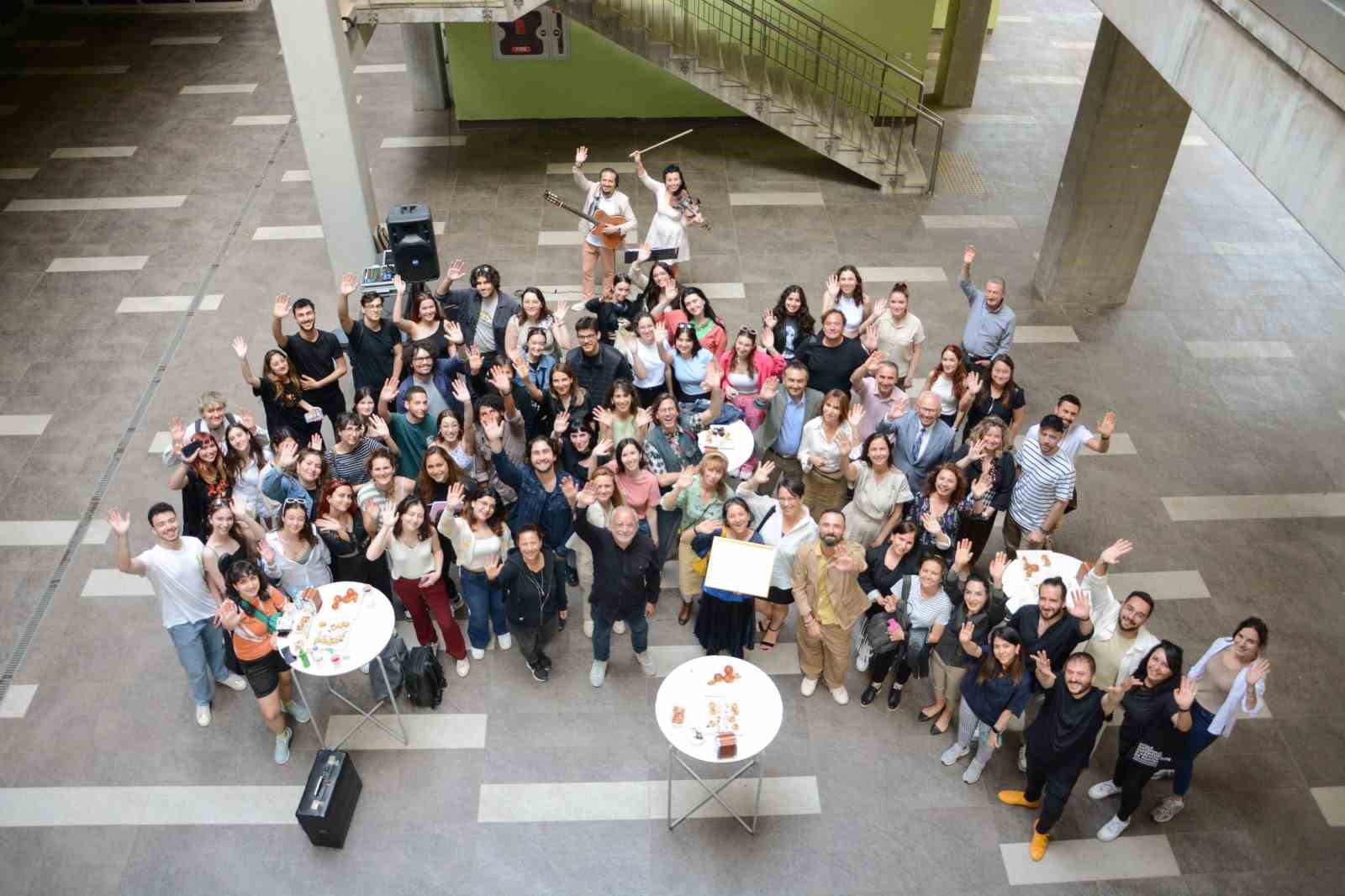 İzmir Ekonomi zirveye &ccedil;ıktı
