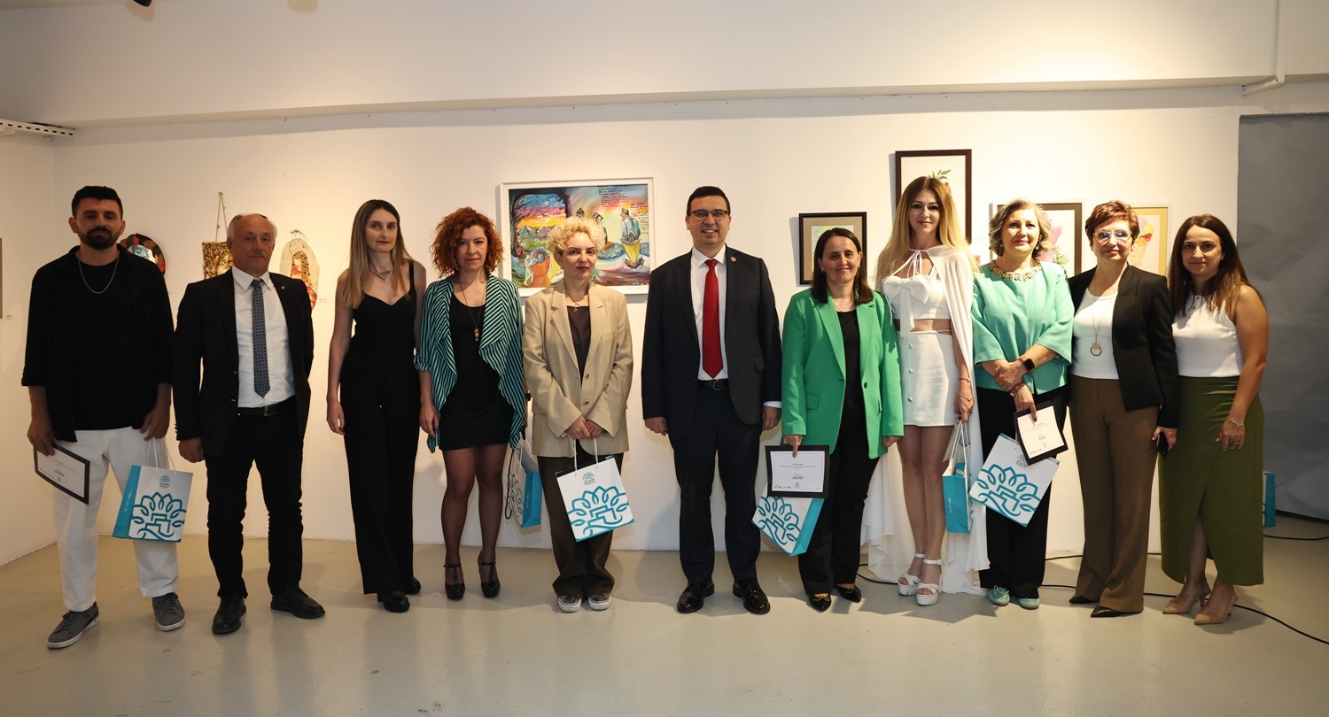 El emeği eserler Nil&uuml;fer Sanat At&ouml;lyeleri sergisinde a&ccedil;ıldı
