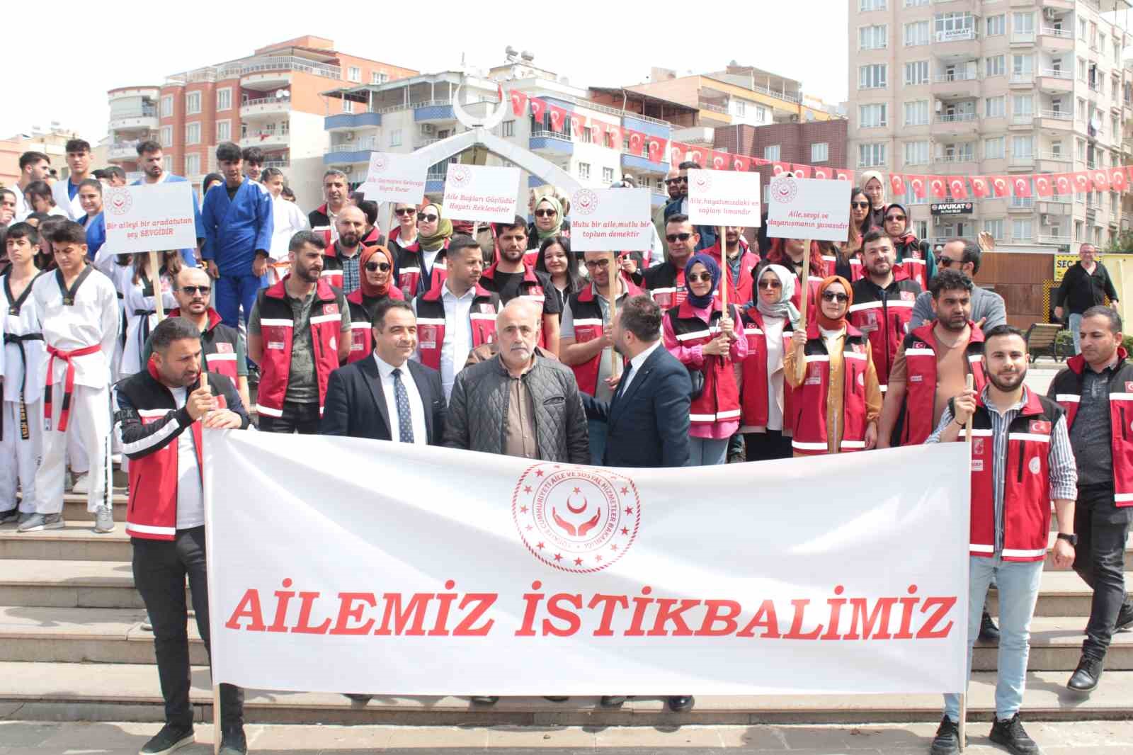 Siirt&rsquo;te &rsquo;Ailemiz İstikbalimiz&rsquo; temalı kortej y&uuml;r&uuml;y&uuml;ş&uuml; ger&ccedil;ekleşti
