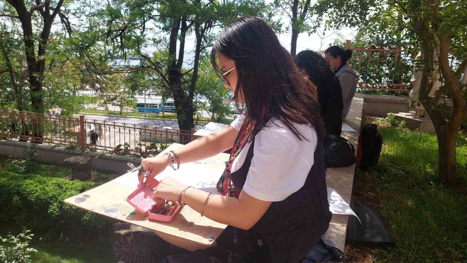 Bildiğiniz b&uuml;t&uuml;n sınavları unutun: &Uuml;niversitelilerin doğada resim sınavı

