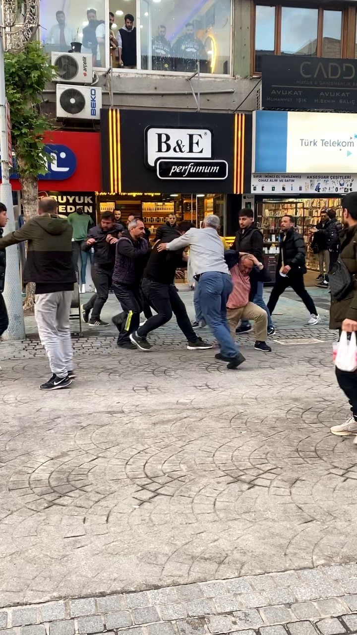 Şehrin en işlek caddesi boks ringine döndü: O anlar kamerada
