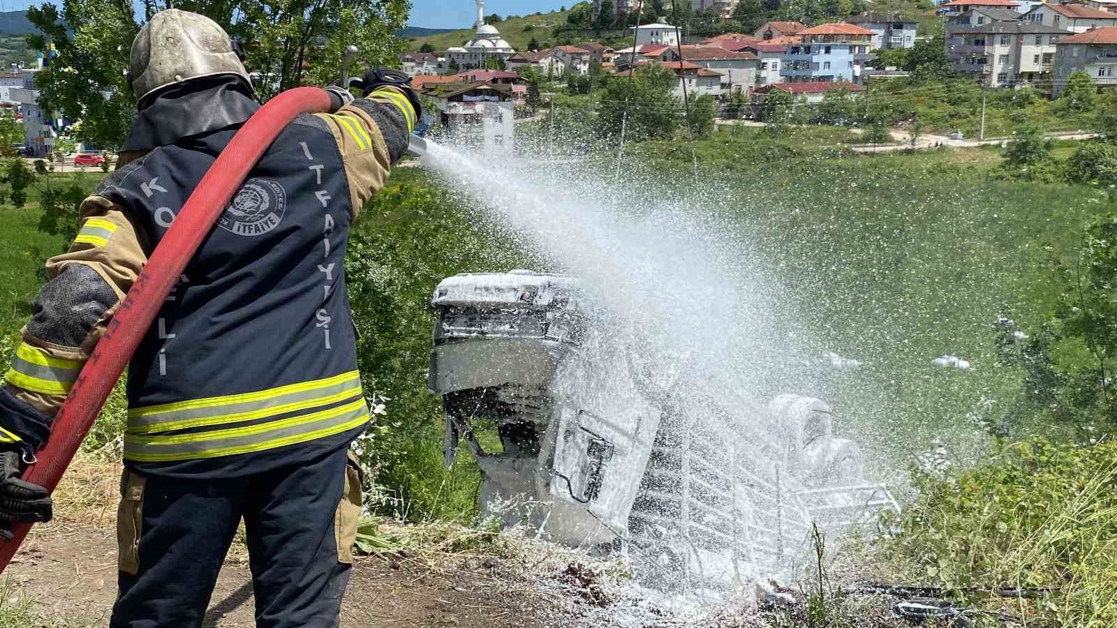 Tüp yüklü kamyon hafif ticari araç ile çarpıştı: 1’i ağır 5 yaralı