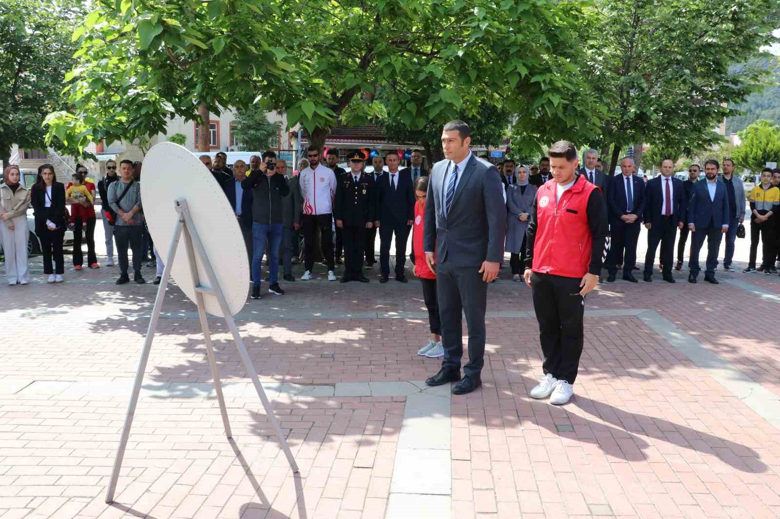 Taşova’da 19 Mayıs çelengi sunuldu