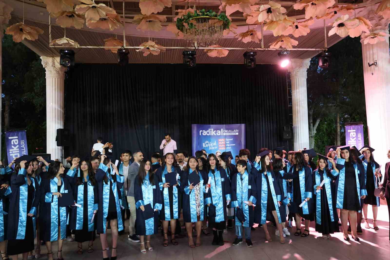 Radikal Eğitim Kurumu ortaokul &ouml;ğrencileri mezuniyet gecesinde kep fırlattı
