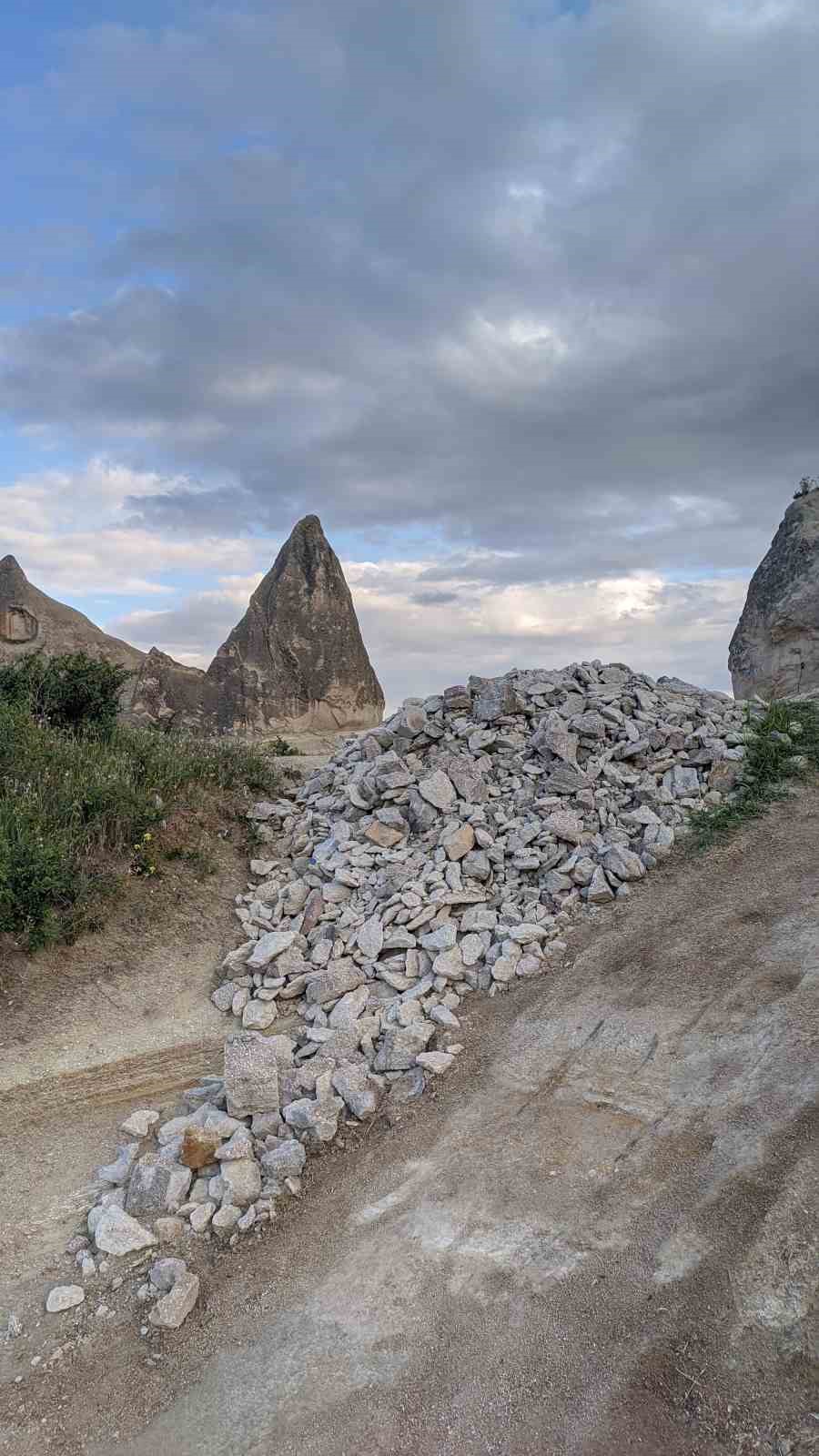 Turistler peribacalarını değil, molozları ve çöpleri seyrediyor
