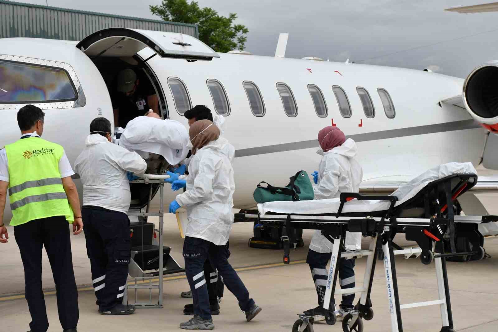 Umre’de rahatsızlanan vatandaş ambulans uçakla yurda getirildi