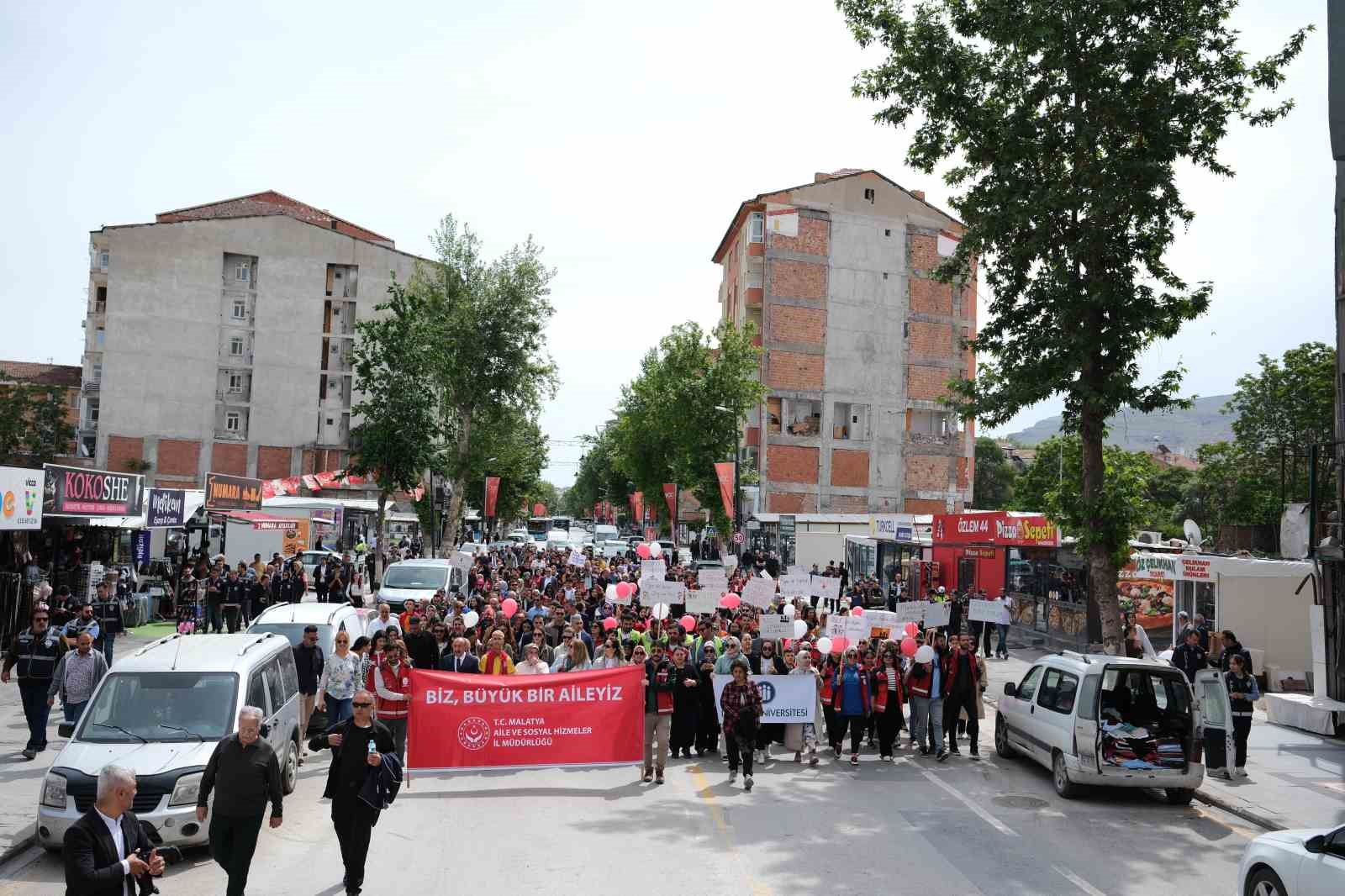 &lsquo;Ailemiz İstikbalimiz&rsquo; temalı kortej y&uuml;r&uuml;y&uuml;ş&uuml; ger&ccedil;ekleştirildi
