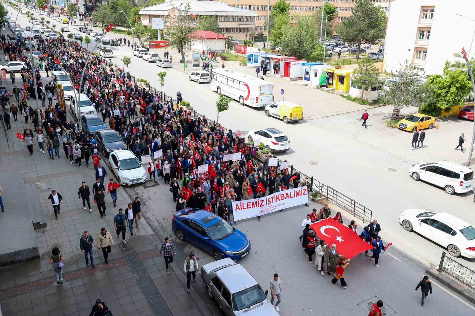 Muş’ta ‘Biz Büyük Bir Aileyiz’ yürüyüşü yapıldı