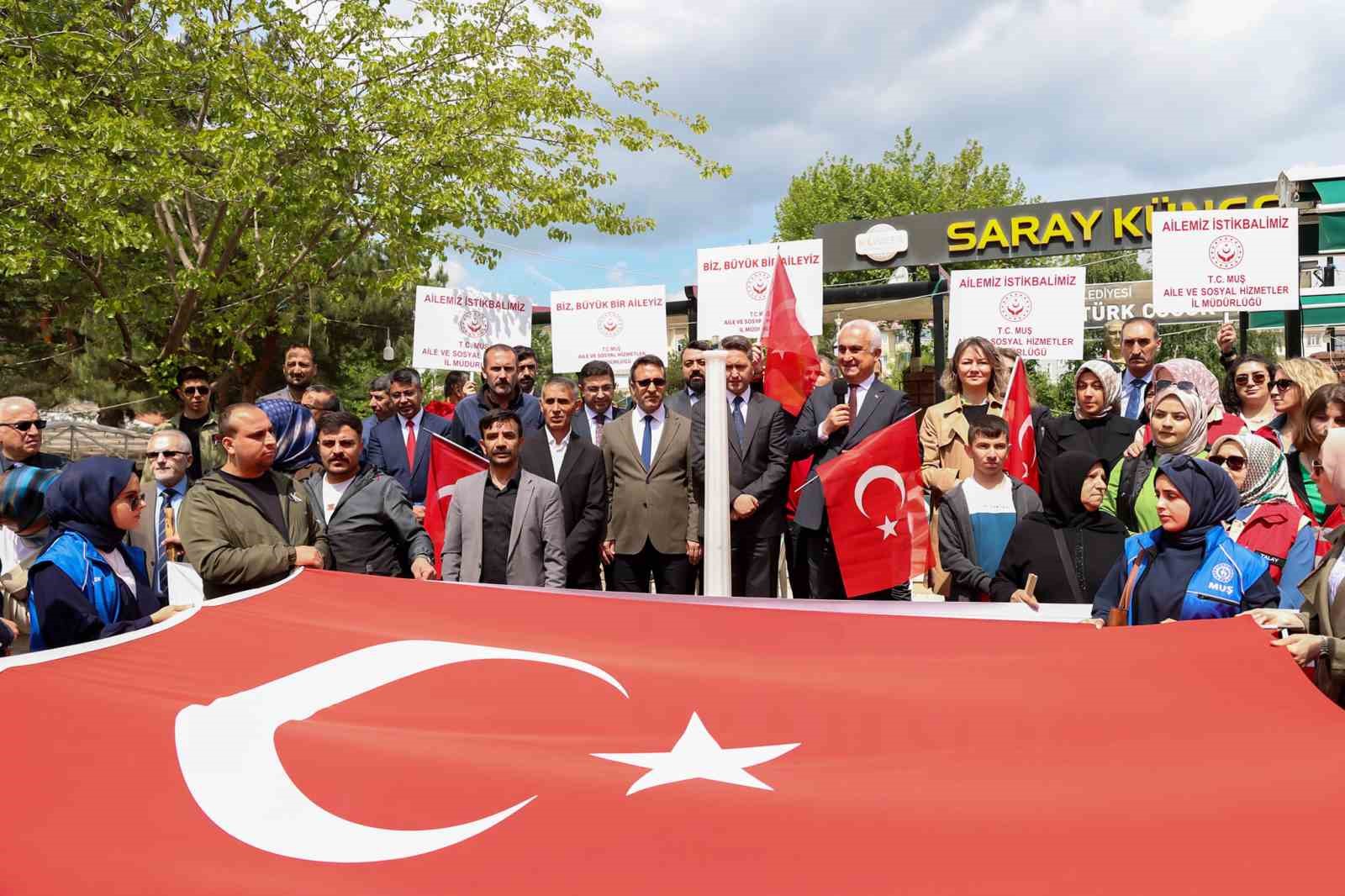 Muş’ta ‘Biz Büyük Bir Aileyiz’ yürüyüşü yapıldı
