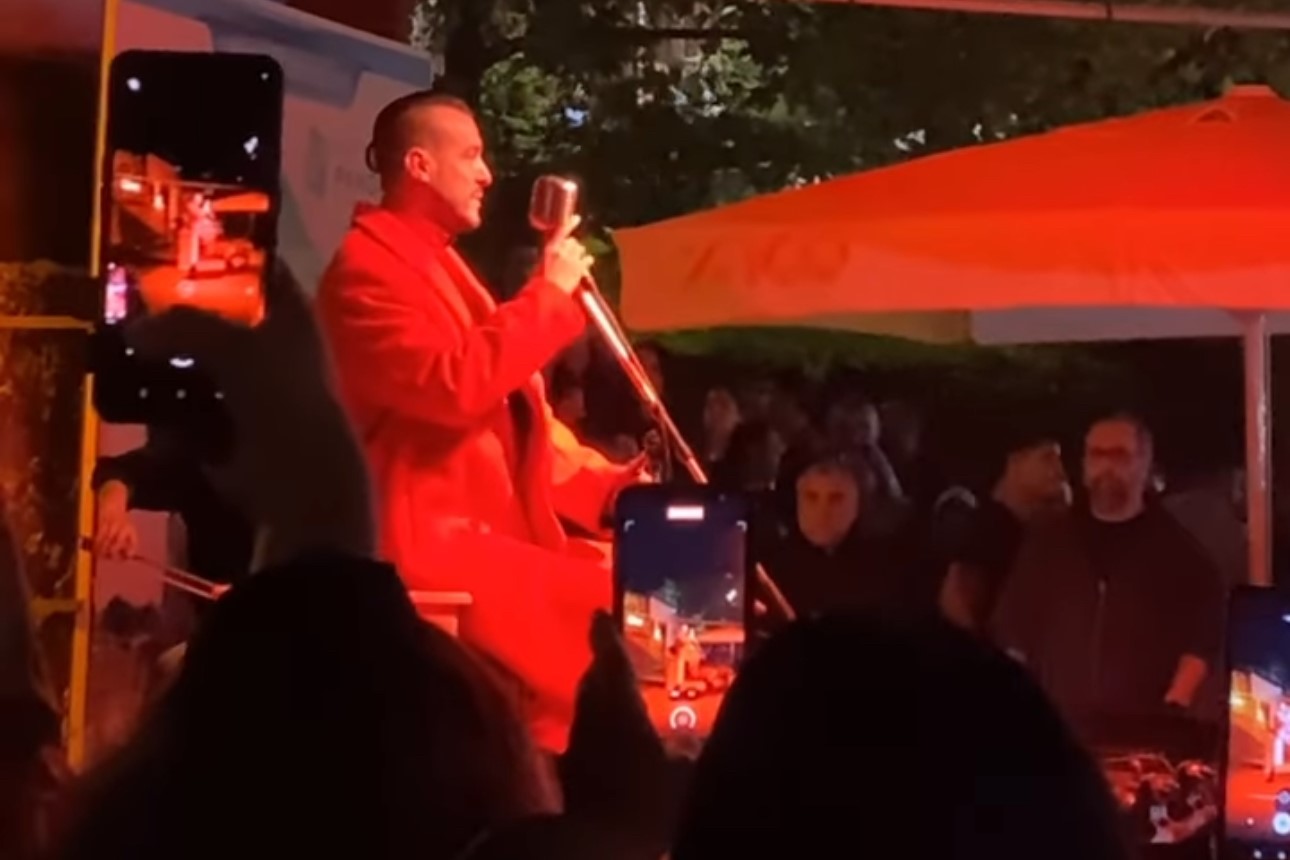 Cem Adrian Zonguldak’ta hayranlarıyla buluştu