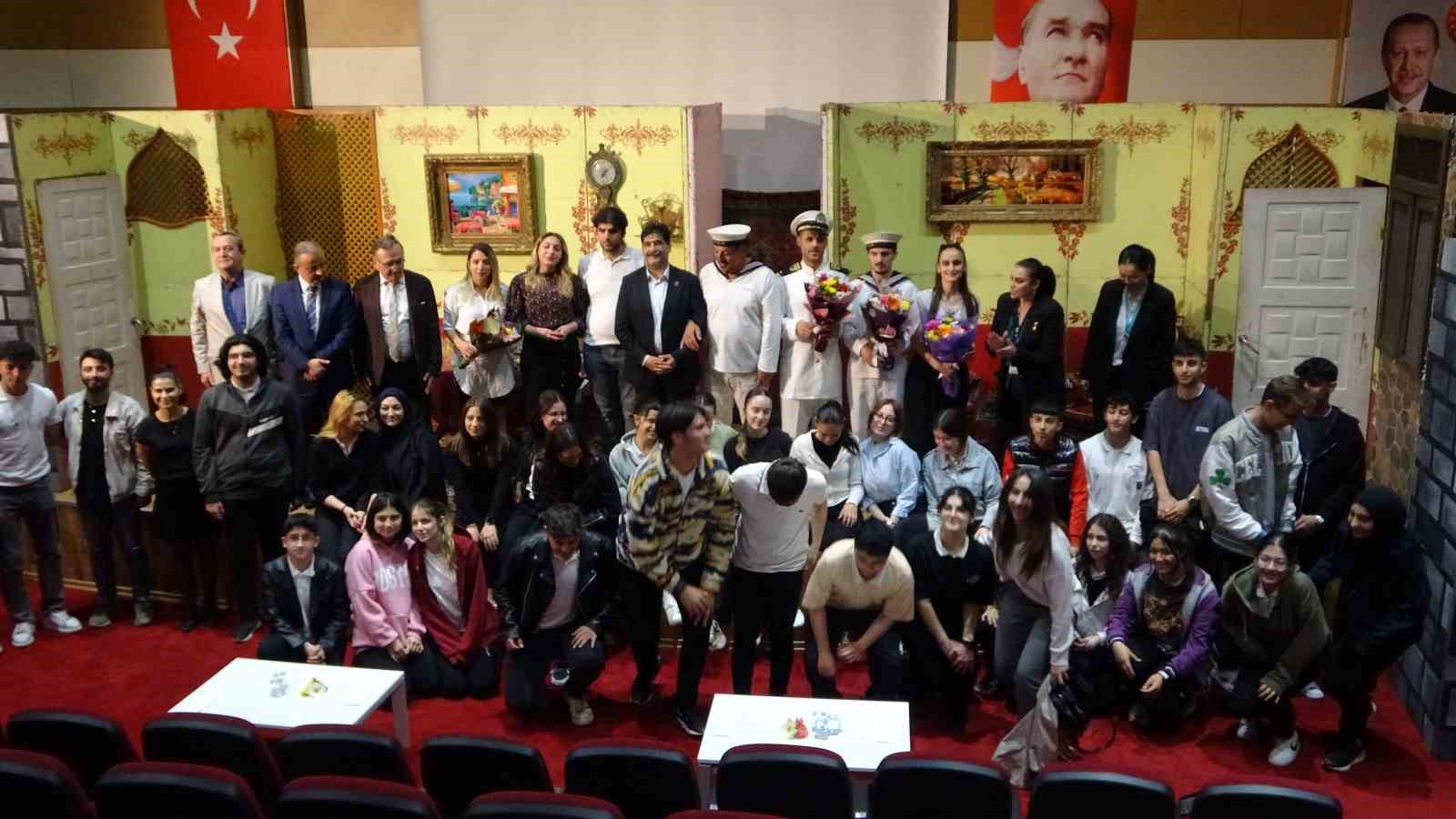 G&ouml;rme engelli tiyatrocular, D&uuml;nya Engelliler Haftası&rsquo;nda farkındalık oluşturmak i&ccedil;in sahneye &ccedil;ıktı
