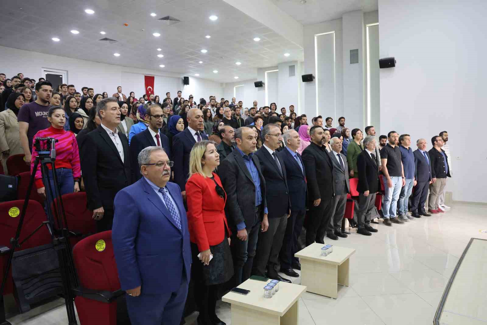 Elazığ’da ‘Bilişim Çağında Dezenformasyon’ konferansı gerçekleşti
