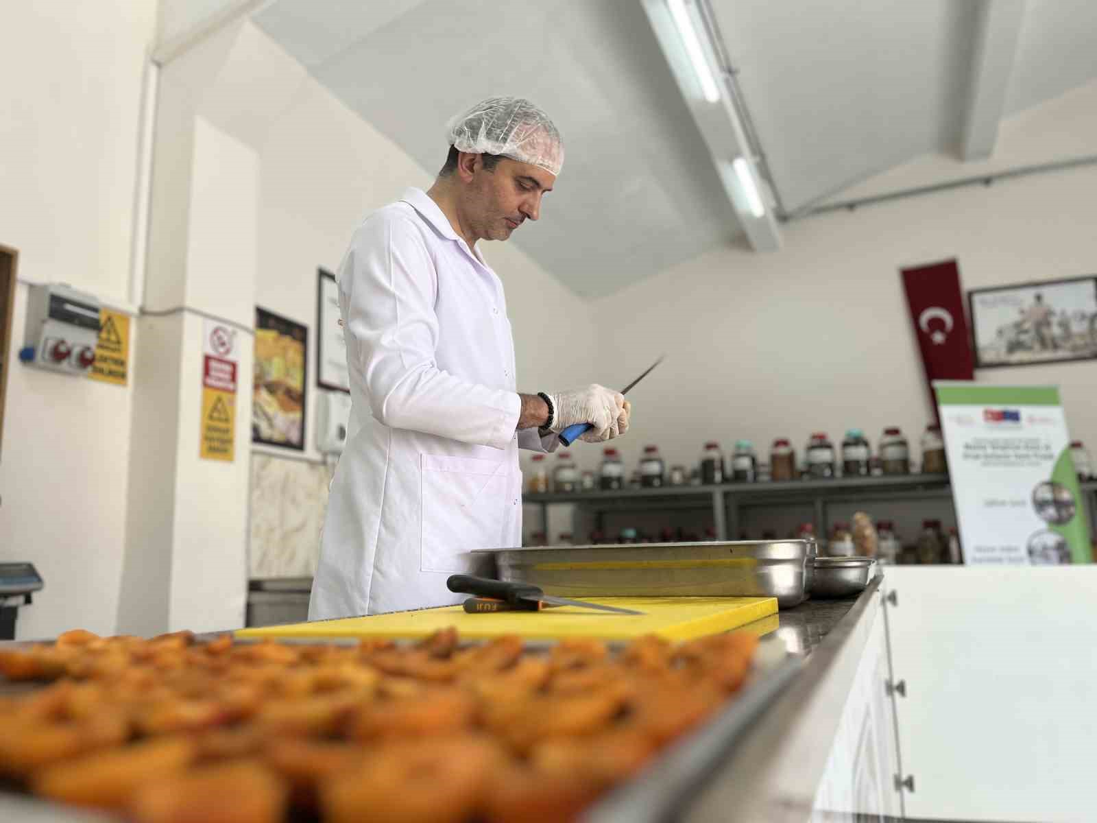 Tarsus Belediyesi kurutma ve paketleme tesisi ile tarımcılığa destek oluyor
