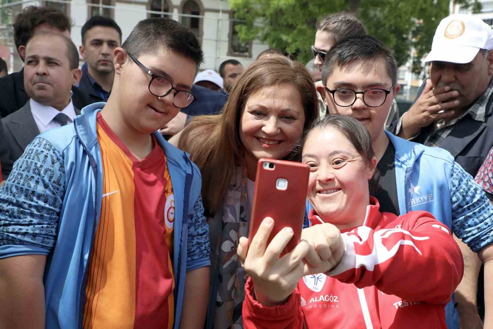 Belediye başkanı gözlerini bağlayıp bastonla 200 metre yürüdü
