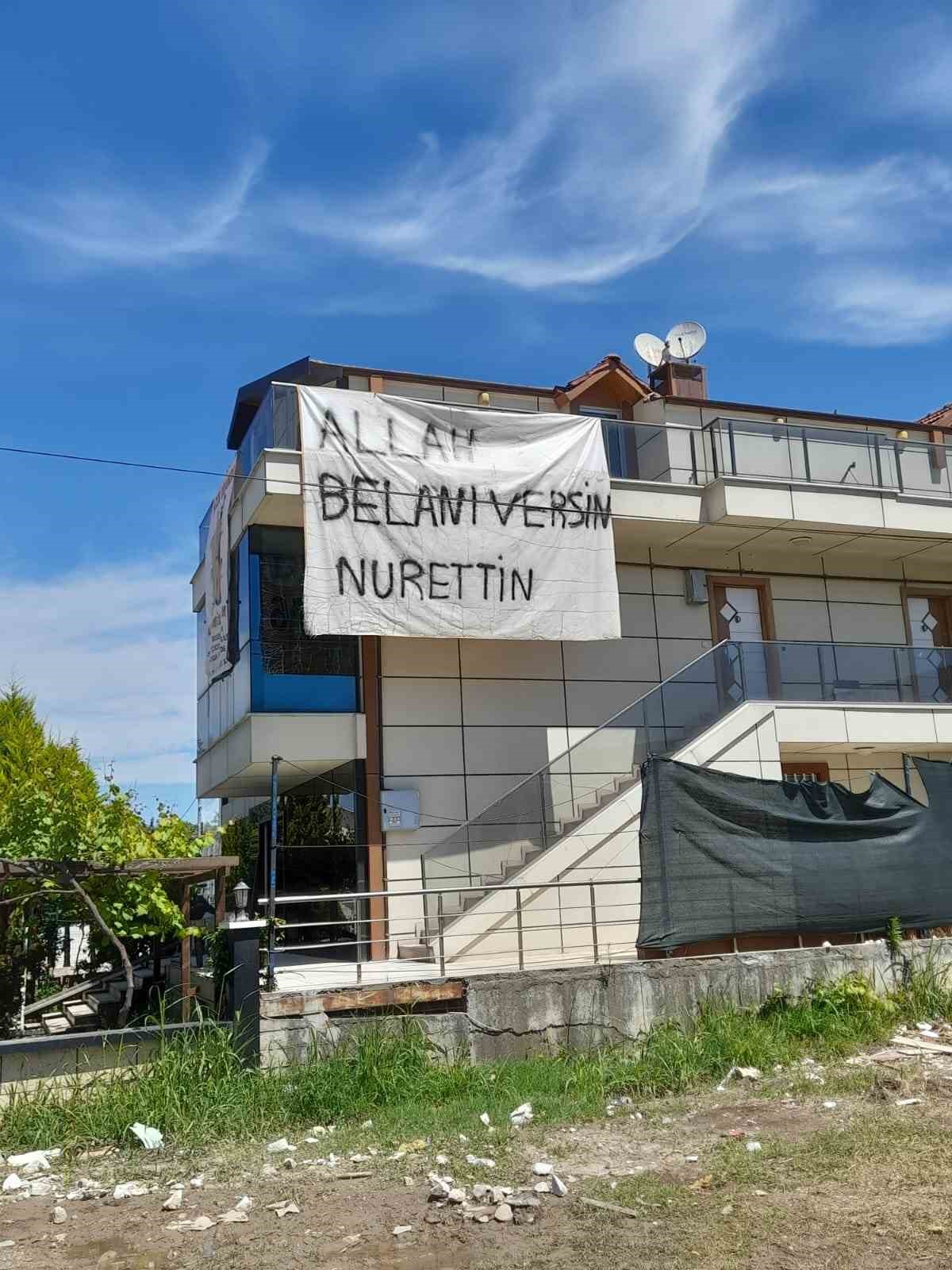 Binaya asılan dev pankartı gören dönüp bir daha baktı
