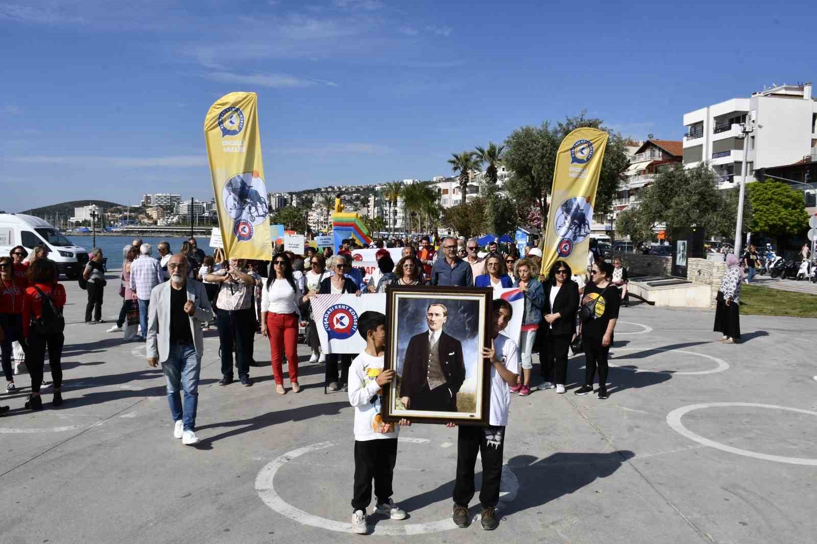 Kuşadası’nda Engelliler Haftası için renkli kutlama
