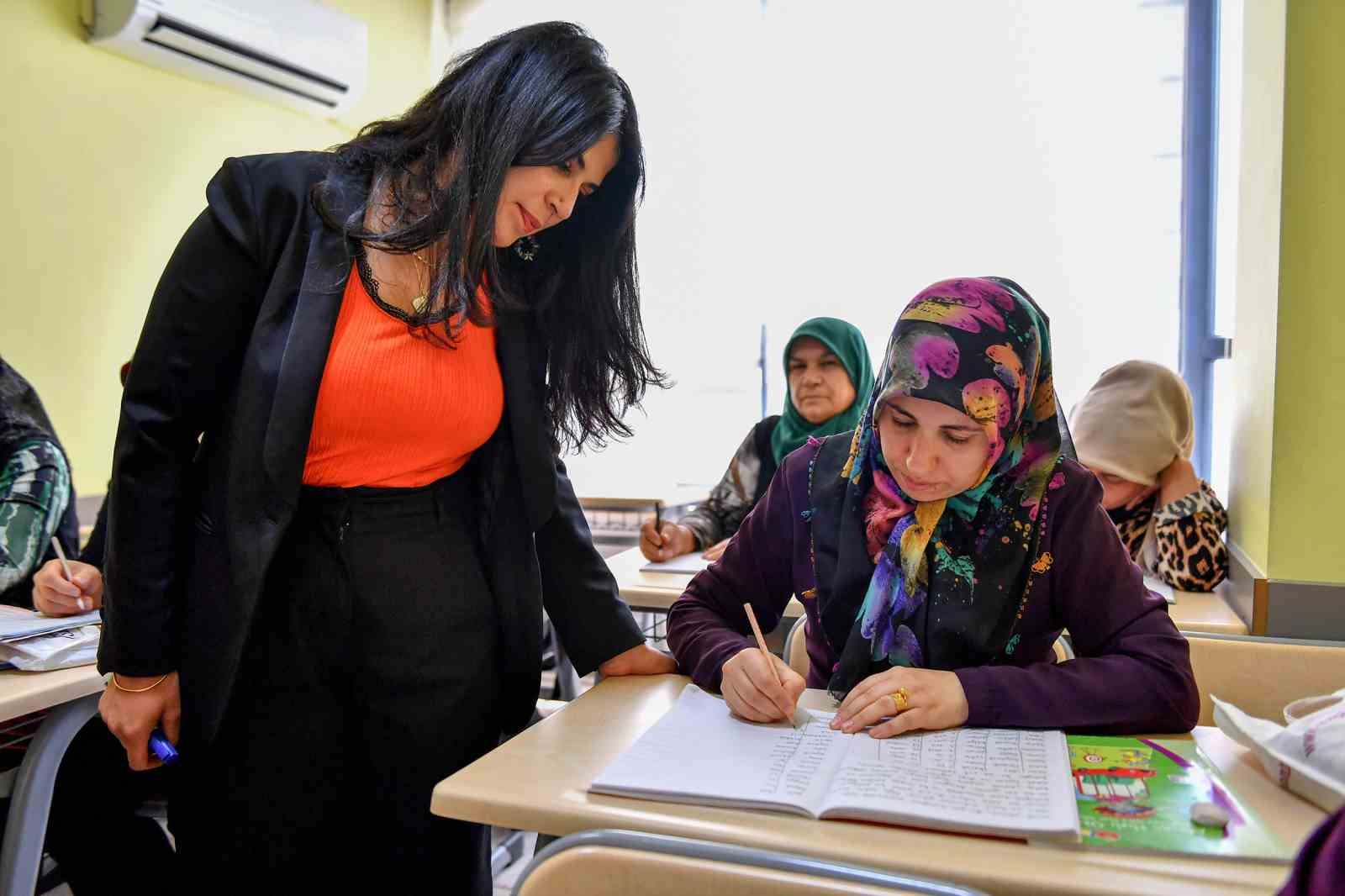 Mersin’de kadınlar belediyenin desteği ile okuma yazma öğreniyor
