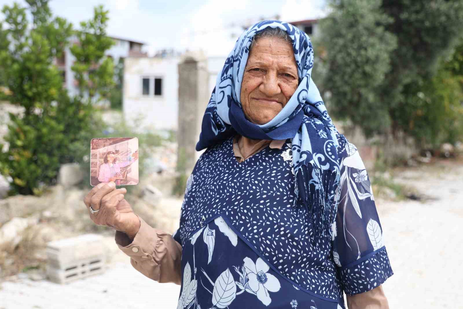 Yok olan memleketini terk etmeyen kadın, herkesin hayali olan o ülkeyi elinin tersiyle itiyor