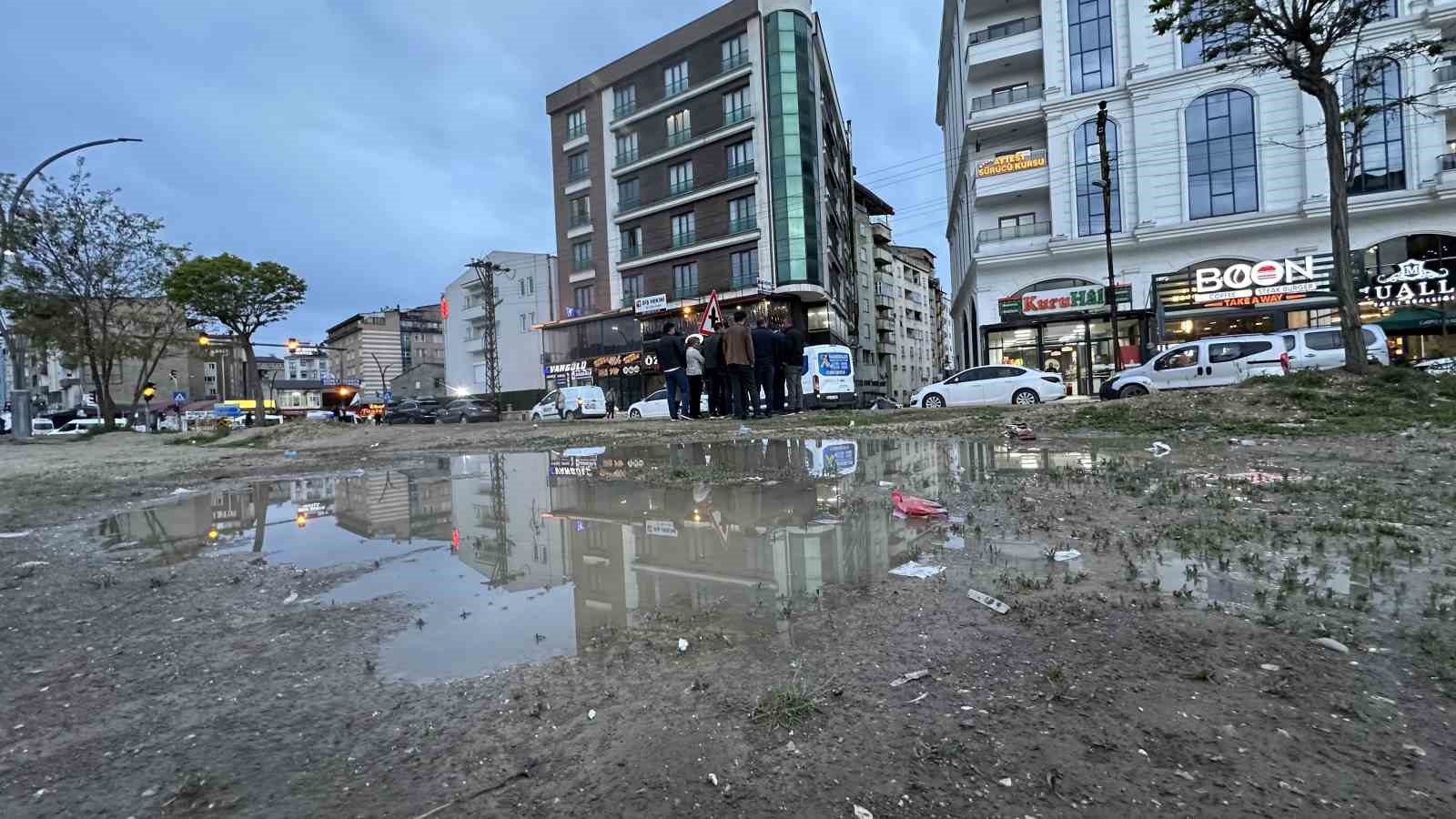 İpekyolu Caddesi’ndeki refüjde peyzaj çalışmalarının bitirilmemesine tepki
