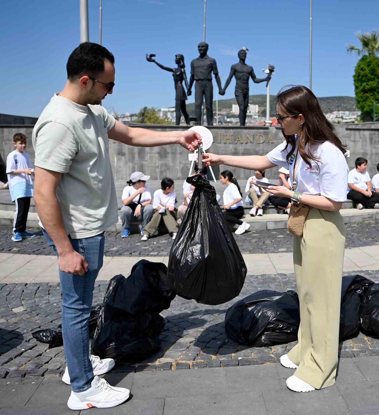 Kuşadası’nda çevre dostu öğrenciler kıyı temizliği yaptı
